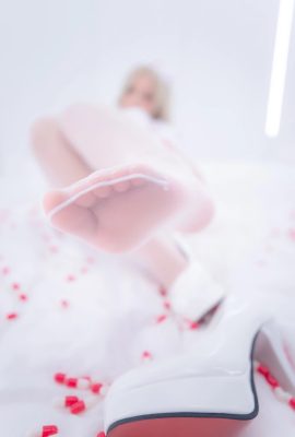 神楽坂真冬《金髮護士》白色蕾絲襪引起注意 (64 Photos)