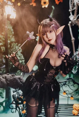 網絡美女Natsuko夏夏子萬聖小魔女主題性感精靈裝扮黑色皮質服飾配黑絲吊襪秀美腿誘惑…