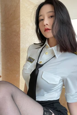 年年 – 空姐制服 (82 Photos)