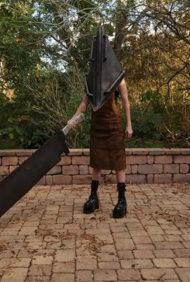 Busy B – Pyramid Head