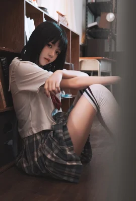 桜桃喵 – 教室死庫水 (48 Photos)